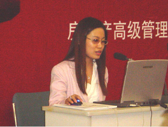 广州佳阳商业地产投资策划有限公司梁晶晶总经理为北京大学《房地产高层管理课程》授课图